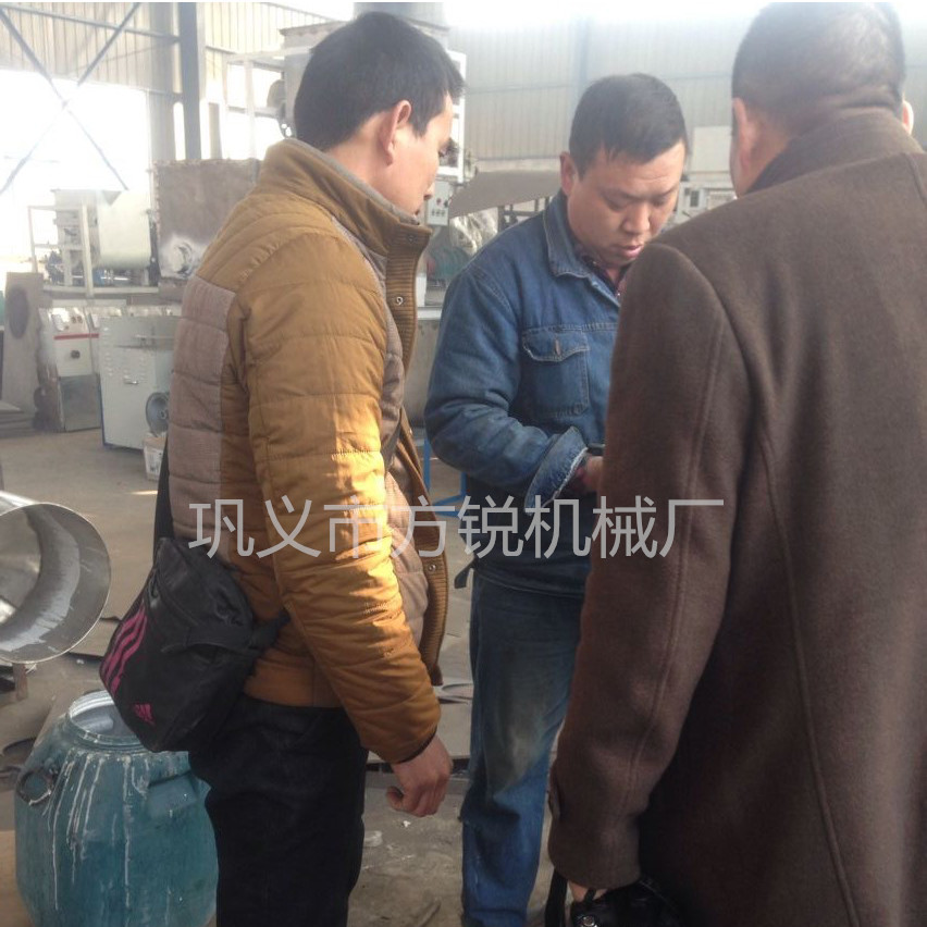 駐馬店客戶訂購80型牛筋面機(jī)和200型不銹鋼洗面機(jī)